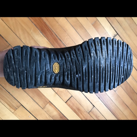 Black Adirondack UGG - Picture 3 of 3